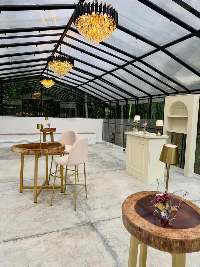 Capilla de Cristal de día en modo coctel: mesas altas de madera y candiles dorados