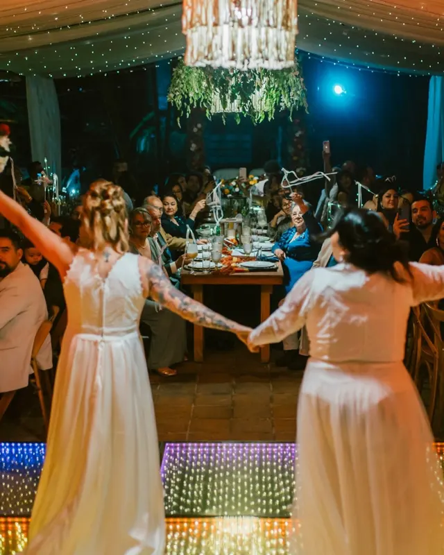 Primer baile de dos novias sobre la pista iluminada